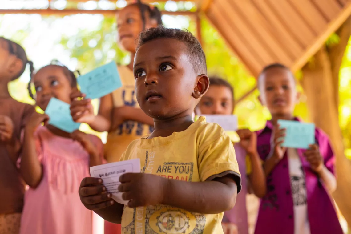 Varios ni&ntilde;os y ni&ntilde;as muestran sus tarjetas de vacunaci&oacute;n tras recibir dosis de la vacuna contra el c&oacute;lera durante una campa&ntilde;a de vacunaci&oacute;n contra esta enfermedad en el estado sudan&eacute;s de Gezira.