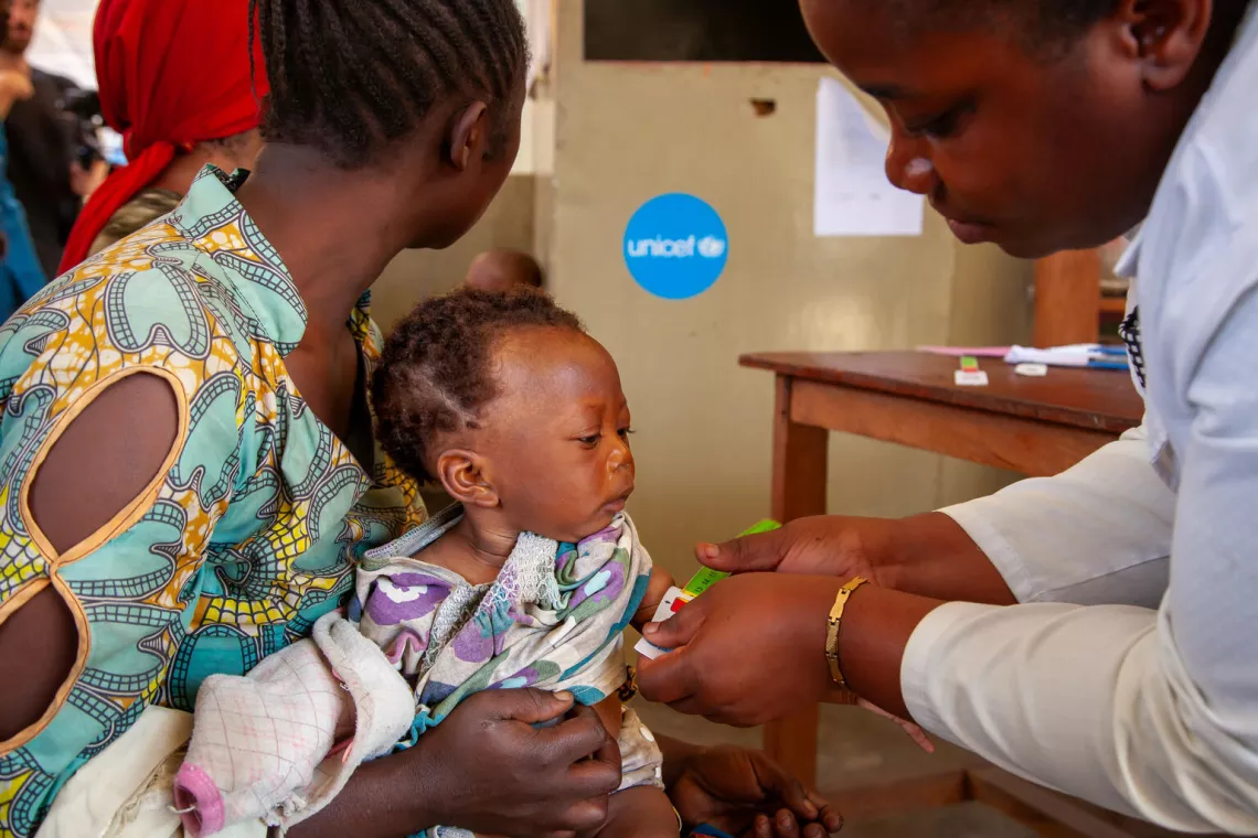 Una enfermera realiza las pruebas de la malnutrici&oacute;n a un beb&eacute; en un dispensario apoyado por UNICEF en la provincia de Kivu del Sur, en la Rep&uacute;blica Democr&aacute;tica del Congo.