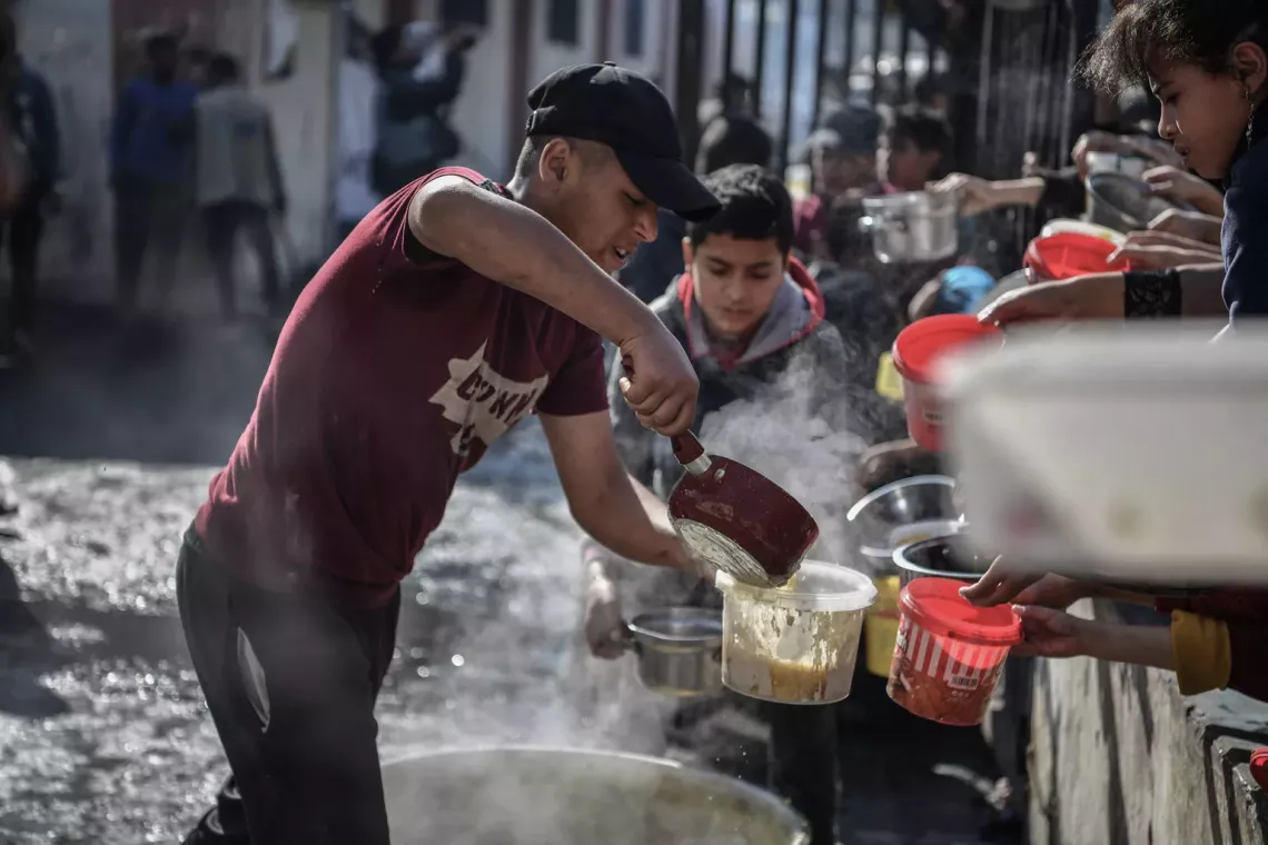 Gaza Strip. Volunteers distribute food to people in the city of Rafah.