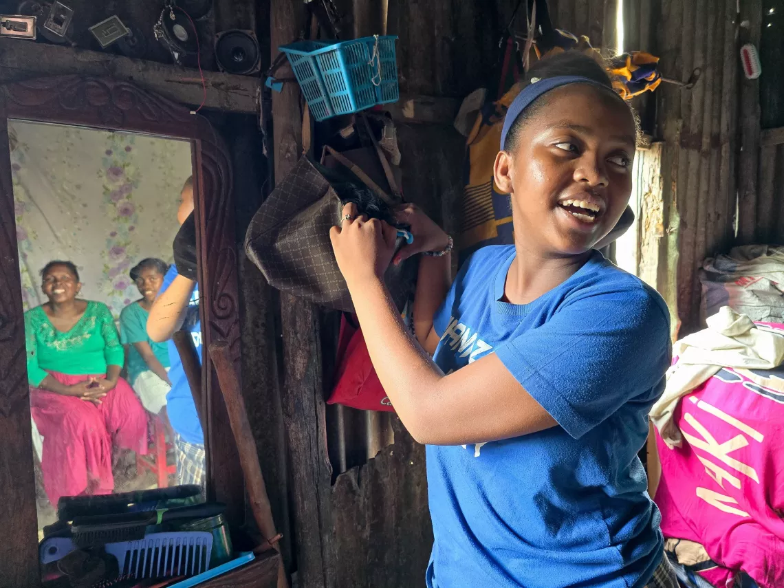 Madagascar: Soraya is having a conversation with her mother and Samira, the youngest, in their home. 