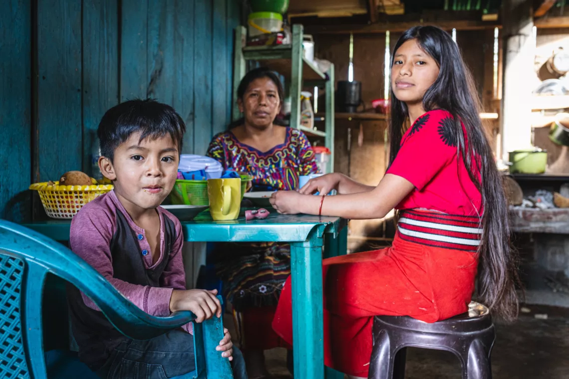Juana Brito Corio (38 years old) eats lunch with her daughter Cecilia Guzm&aacute;n (15 years old) and nephew Diego Brito (5 years old). 