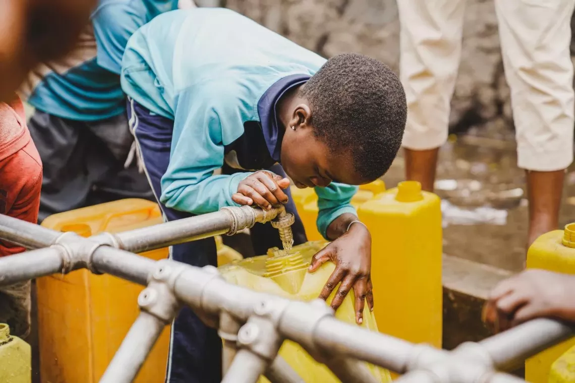 R&eacute;publique d&eacute;mocratique du Congo. Un enfant remplit un jerrycan &agrave; un robinet d'eau install&eacute; par l'UNICEF pr&egrave;s de Goma.