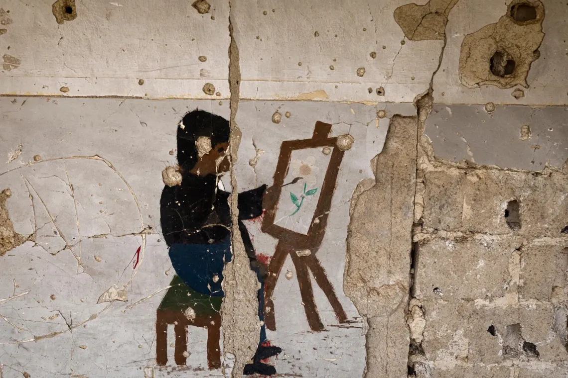 Syrie. Une peinture est repr&eacute;sent&eacute;e sur un mur dans une &eacute;cole d&eacute;truite &agrave; Douma.