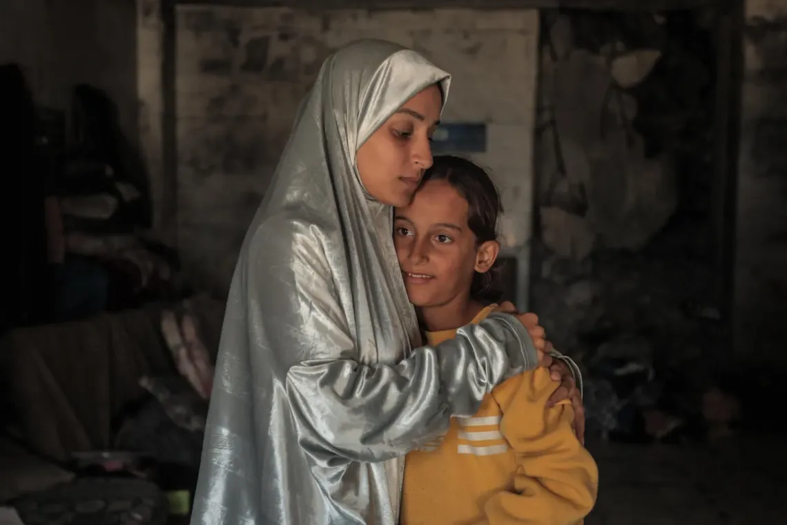 Gaza. A woman hugs her daughter.