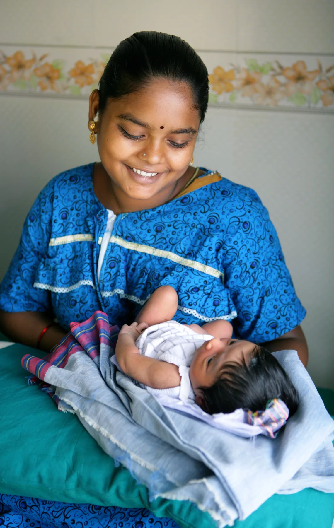 Una madre de 19 a&ntilde;os amamanta a su beb&eacute;, en India, 2010.