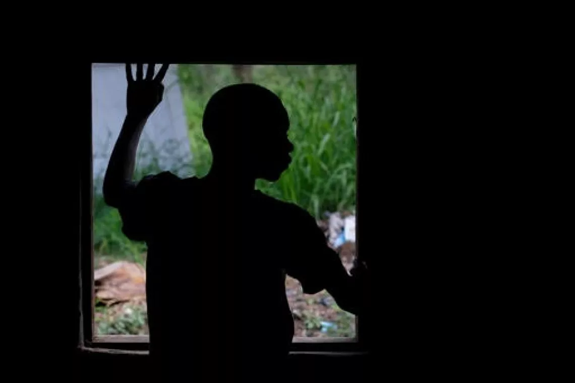 Un ni&ntilde;o mira por una ventana en Sud&aacute;n del Sur