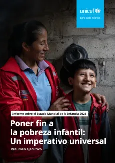 Un ni&ntilde;o de ocho a&ntilde;os sonr&iacute;e, y su madre, de pie detr&aacute;s de &eacute;l, apoya las manos sobre sus hombros.