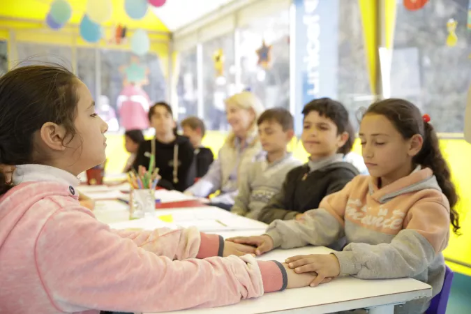 UNICEF Executive Director Catherine Russell in a psychosocial session in Gaziantep, T&uuml;rkiye, with children who survived the devastating twin earthquakes.