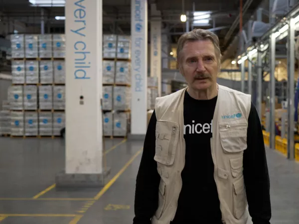 El 28 de septiembre de 2022 en Copenhague, Dinamarca, el Embajador de Buena Voluntad de UNICEF, Liam Neeson, se unió a la Directora de la División de Suministros de UNICEF, Etleva Kadilli (no aparece en la foto), en la línea de empaque del almacén humanitario más grande del mundo para entregar suministros vitales.