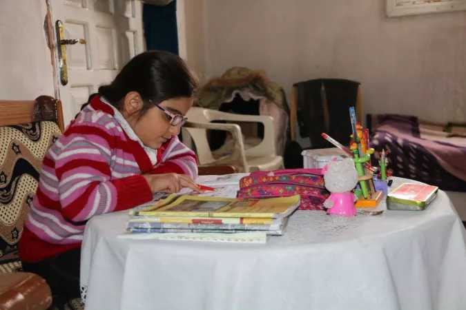 叙利亚，一个孩子正在家里学习。