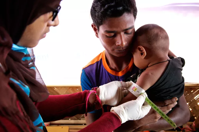 Un ni&ntilde;o refugiado Rohingya est&aacute; siendo examinado
