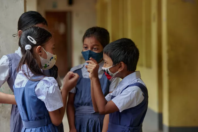 Despu&eacute;s de regresar a clases presenciales, un grupo de estudiantes de una escuela en Dhaka, Bangladesh, se divierten durante su tiempo de descanso.