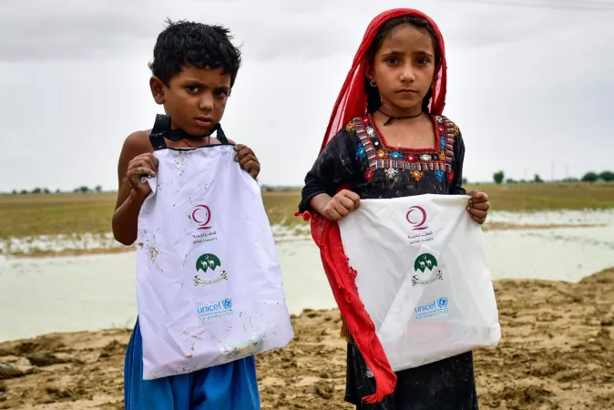 Pakistan floods - children receive UNICEF hygiene kits in Balochistan province. 