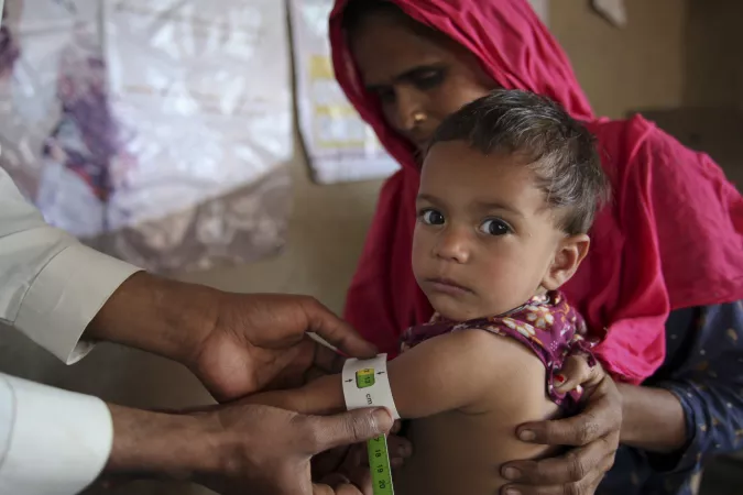 Pakist&aacute;n. Un ni&ntilde;o es revisado por desnutrici&oacute;n.