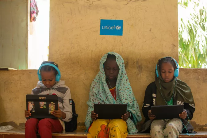 Des enfants d&eacute;plac&eacute;s participent &agrave; une session d'apprentissage num&eacute;rique dans le camp de d&eacute;plac&eacute;s d'Al Salam, dans l'&Eacute;tat de Kassala, au Soudan.