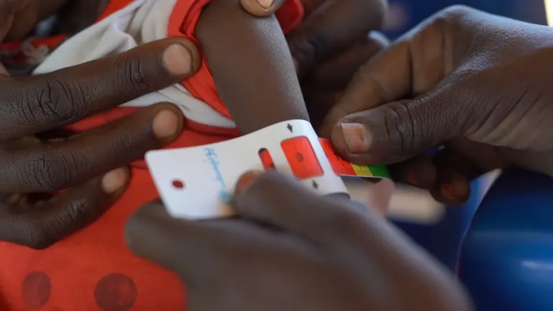El 1 de diciembre, madres y cuidadores llevan a sus hijos a un centro de nutrici&oacute;n apoyado por UNICEF en Tawila, en Darfur del Norte, Sud&aacute;n, donde reciben tratamiento y asistencia.