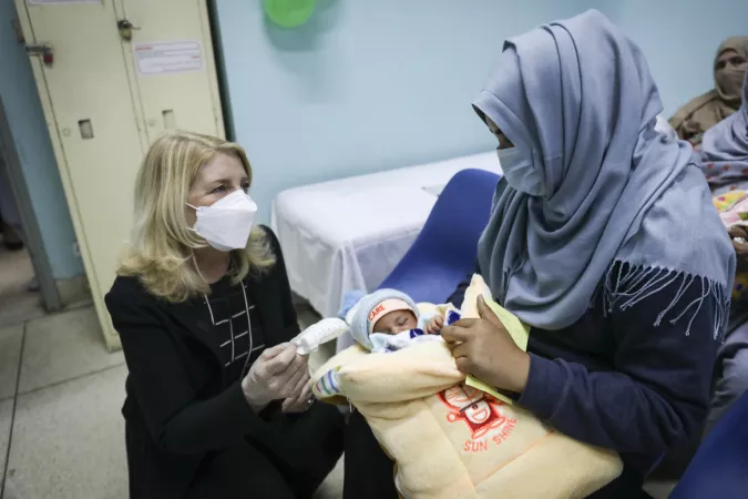 On 22 February 2022, UNICEF Executive Director Catherine Russell (left) speaks with Sumaira, who holds her as-yet-unnamed baby boy, at the Health Education room of the neonatal unit of Islamabad&rsquo;s Pakistan Institute of Medical Sciences (PIMS), where mothers are taught about the importance of exclusive breastfeeding, hygiene, skin-to-skin contact with the newborn and routine immunisation.