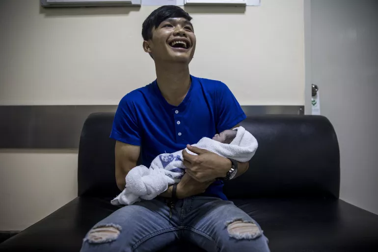 Supidej Jaithon, 20, (tambi&eacute;n conocido como Jefe), llora de risa mientras sostiene a su beb&eacute; reci&eacute;n nacido, Matt, nacido unos minutos antes en el Hospital Lerdsin, Bangkok, Tailandia, el martes 6 de marzo de 2018.