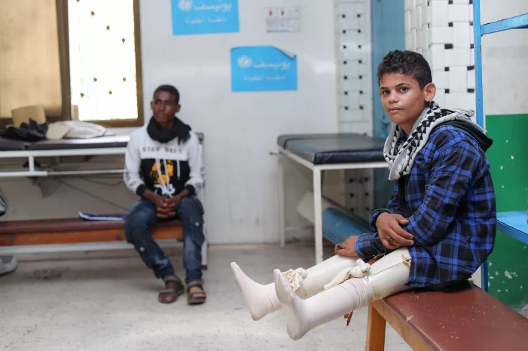 Ibrahim se prueba unas piernas artificiales en el centro de pr&oacute;tesis de Ad&eacute;n, Yemen, el 14 de octubre de 2021.