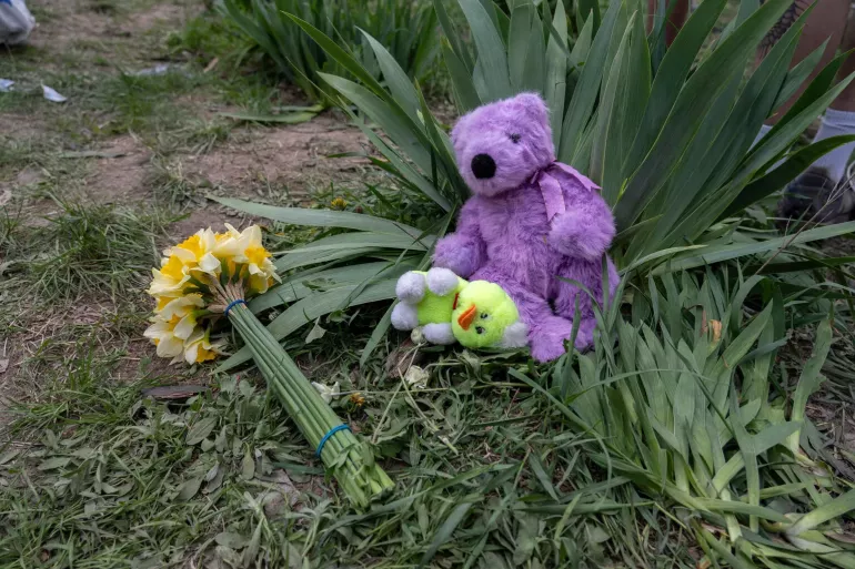 Kyiv, 24 April 2025. A bouquet of yellow flowers and soft toys lie on the ground near the site of a missile strike, left in memory of the children killed in the early morning attack. The strike on a residential building claimed the lives of 12 people, including three children, and injured 90 others.