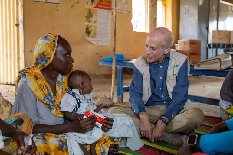 On 3 August, the UNICEF Representative Sheldon Yett interacts with mothers whose children are enrolled on the outpatient nutrition programme and receiving treatment for malnutrition at Mayo Mandela clinic in Jebel Awlia.