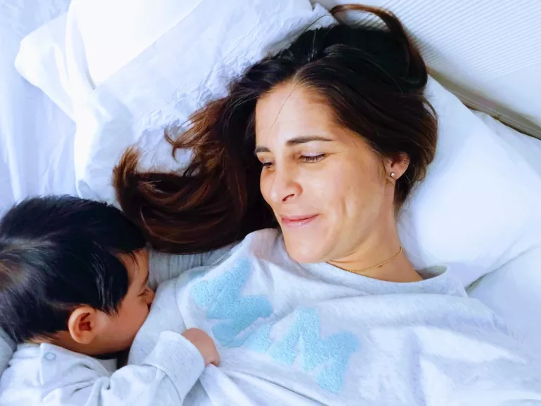 La autora con Leo, su reci&eacute;n nacido. Cuando Leo ten&iacute;a tres meses, &eacute;l y sus padres contrajeron la COVID-19. Leo estuvo en aislamiento con su madre, quien continu&oacute; amamantando mientras superaban juntos la enfermedad.