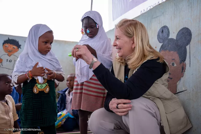La Directora Ejecutiva de UNICEF con ni&ntilde;os en el Sahel 