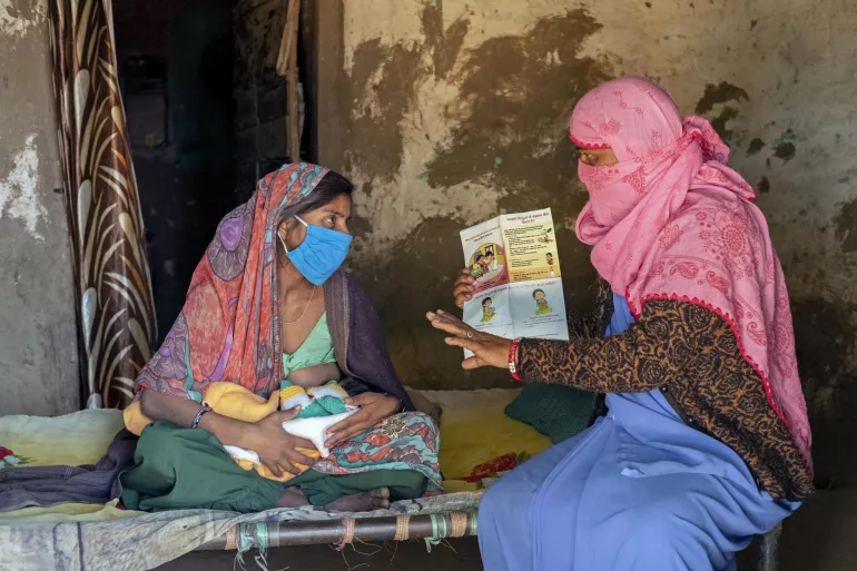 Reena Patidar, 34 a&ntilde;os (derecha), trabajadora de ASHA hablando con madres j&oacute;venes sobre la importancia de la lactancia materna en la India