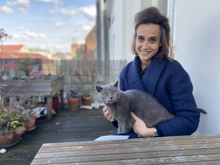 The author Lea Labaki holding a cat