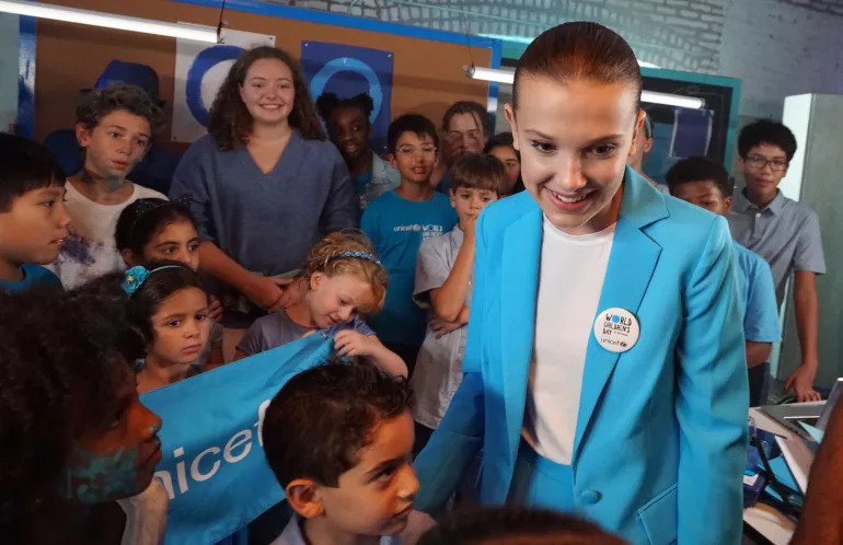 L&rsquo;actrice Millie&nbsp;Bobby&nbsp;Brown, entour&eacute;e d'enfants 