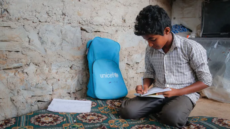 Un ni&ntilde;o hace una tarea. Yemen