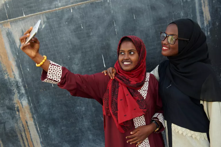 des filles prennent un selfie 