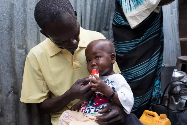 Un padre da de comer a su hijo desnutrido, Sud&aacute;n del Sur