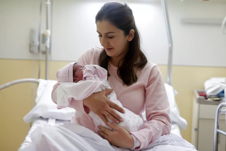 El 1 de enero de 2019 en Espa&ntilde;a, la beb&eacute; reci&eacute;n nacida Sof&iacute;a Karapetyan con su madre Lilit Grigoryan posa en el campus del Hospital Vall d&rsquo;Hebron Barcelona en Barcelona.