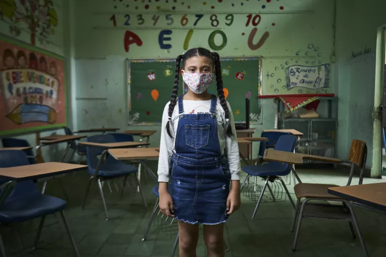 Crisis de la educaci&oacute;n: Una ni&ntilde;a en un sal&oacute;n de clases vac&iacute;o