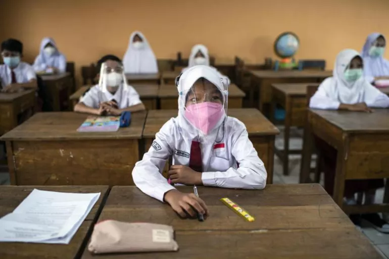Children in a classroom wearing face masks.