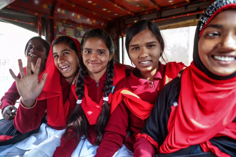 Filles assis dans une rang&eacute;e en souriant - Inde