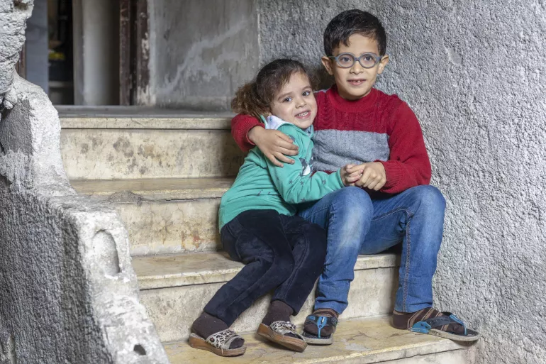 En Siria, Radwan, de 9 a&ntilde;os, y su hermana Rimas, de 5, se beneficiaron del programa de ayudas de UNICEF durante el invierno, que consisti&oacute; en asistencia en efectivo para ayudar a las familias a sobrevivir durante la temporada de invierno.