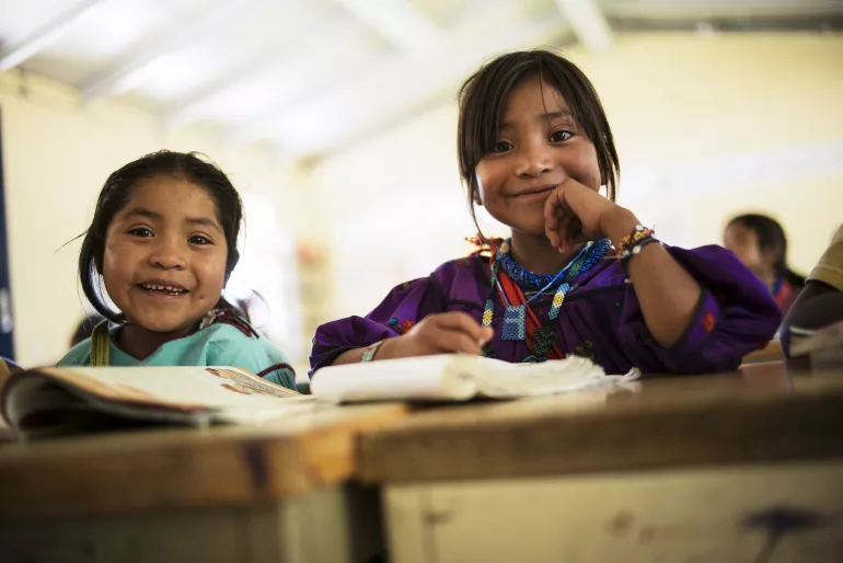 Ni&ntilde;as en la escuela en Wixarica, Nuevo Colonia, M&eacute;xico.
