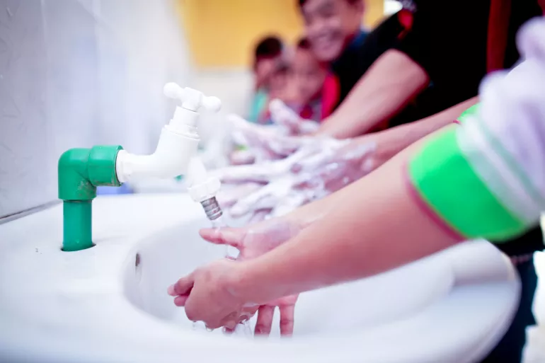 Ni&ntilde;os se ba&ntilde;an las manos con agua y jab&oacute;n, Viet Nam