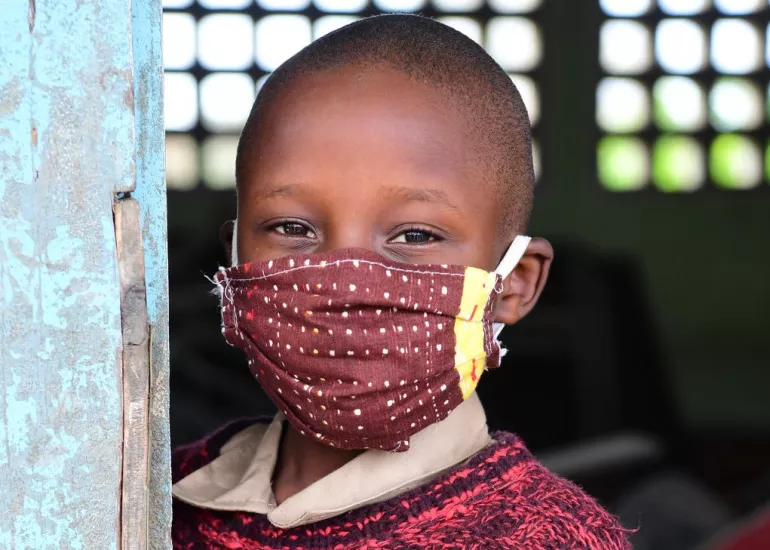Un ni&ntilde;o usa una mascarilla para protegerse contra la COVID-19 en el sur de C&ocirc;te d&rsquo;Ivoire.