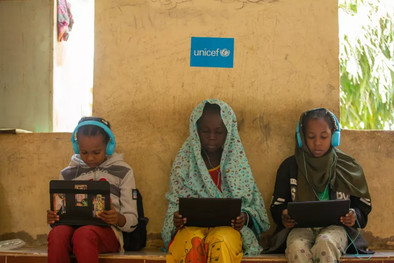 Des enfants d&eacute;plac&eacute;s participent &agrave; une session d'apprentissage num&eacute;rique dans le camp de d&eacute;plac&eacute;s d'Al Salam, dans l'&Eacute;tat de Kassala, au Soudan.