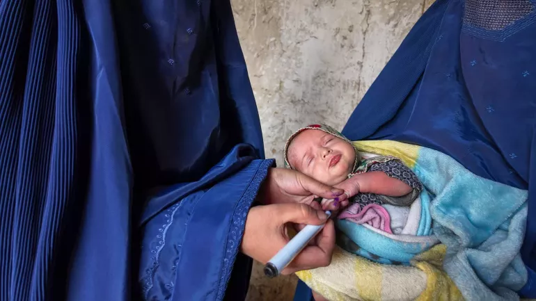 ملقح يضع علامة على إصبع طفل