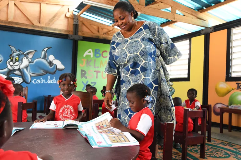 Children and their teacher are very happy with their new class which was built with plastic bricks made out of recycled plastic. Gonzagueville , Abidjan, C&ocirc;te d'Ivoire.