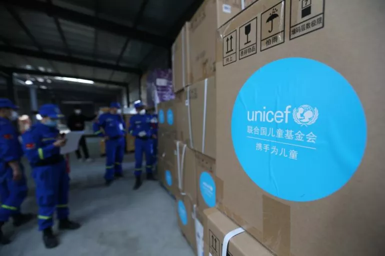 2020年3月18日，在武汉市湖北省慈善总会疫情防控捐赠物资联合应急仓库里，志愿者们点收由联合国儿童基金会捐赠的物资。联合国儿童基金会近日向湖北省移交了最新一批总价值约为200万美元的医疗设备和个人防护用品，以支持当地抗击2019冠状病毒病疫情。