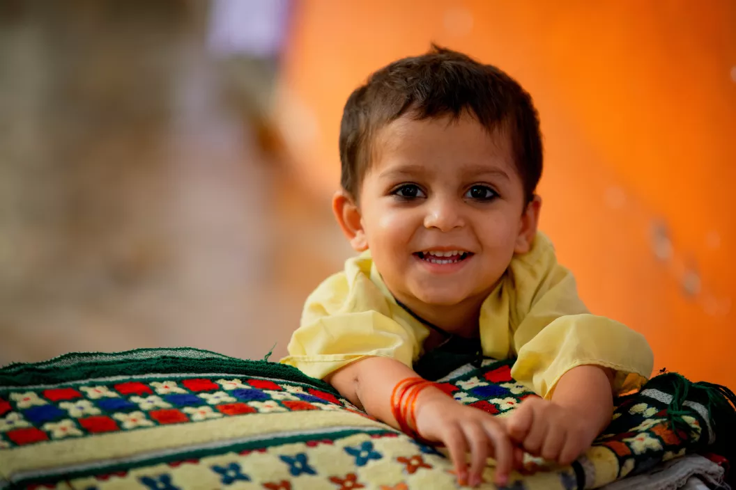 Une petit gar&ccedil;on de 4 ans, sourit apr&egrave;s avoir re&ccedil;u une dose de vaccin contre la polio.