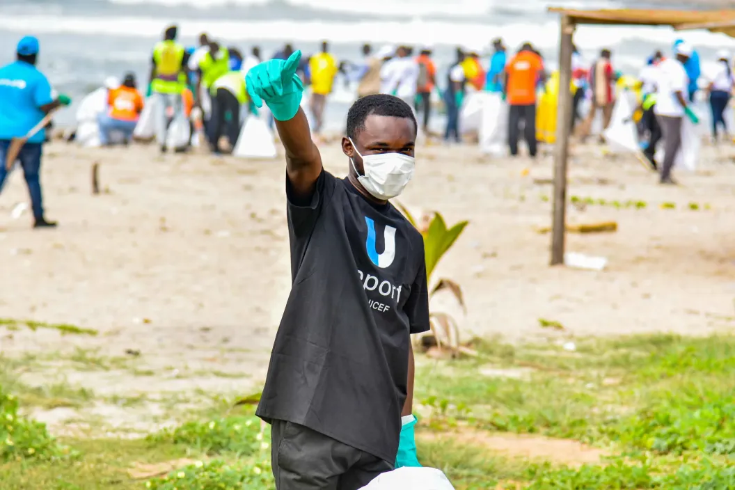 U-Report joins UNICEF and UN in Ghana to clean the Maritime University Beach in Accra as part of the UN@80 celebrations.