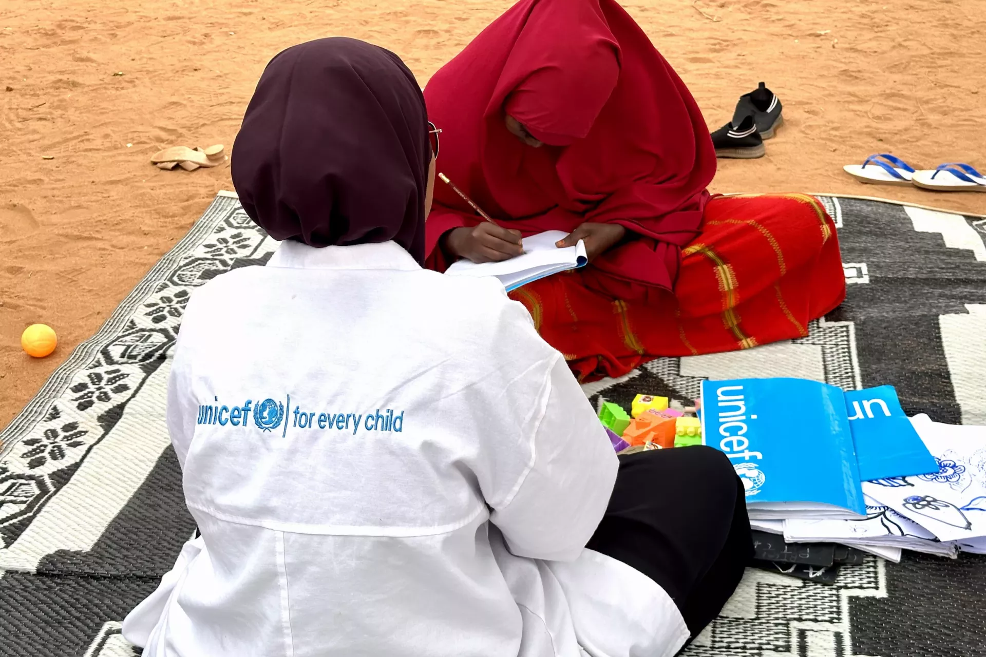 Fadumo together with a community worker. 