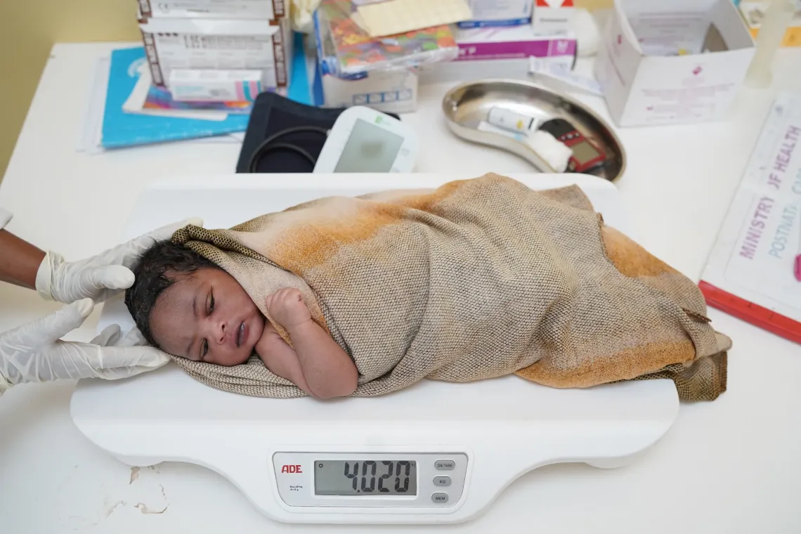 A healthy newborn is weighed at Eldheere Health Centre by midwife Huriyo Ahmed, weighing 4kg.