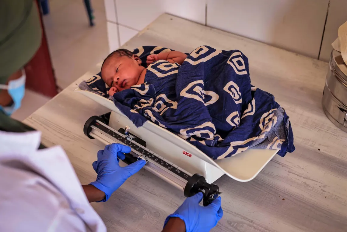 Nurse Siraad weighs Kiin&rsquo;s newborn shortly after birth at Galkayo Health Center, as part of essential newborn care to help ensure a healthy start to life.